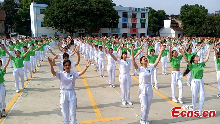 About 300 medical staff members from Hunan Provincial People\'s Hospital exercise to celebrate the upcoming China\'s first Medical Workers\' Day, in Changsha, Hunan Province, Aug. 16, 2018. (Photo/China News Service)