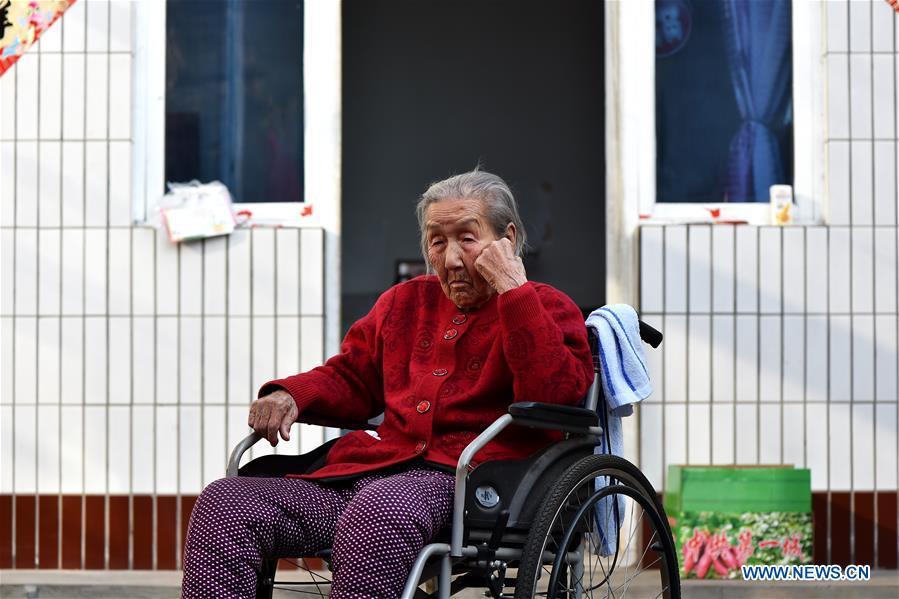 Cao Heimao is seen at a courtyard on March 13, 2018. Cao died at the age of 96 in Qidong Village of Yuxian County, north China\'s Shanxi Province, July 24, 2018. In the autumn of 1941, Cao was captured by Japanese invaders and became a \