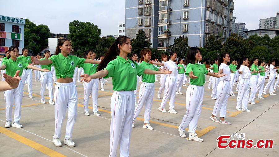 About 300 medical staff members from Hunan Provincial People\'s Hospital exercise to celebrate the upcoming China\'s first Medical Workers\' Day, in Changsha, Hunan Province, Aug. 16, 2018. (Photo/China News Service)