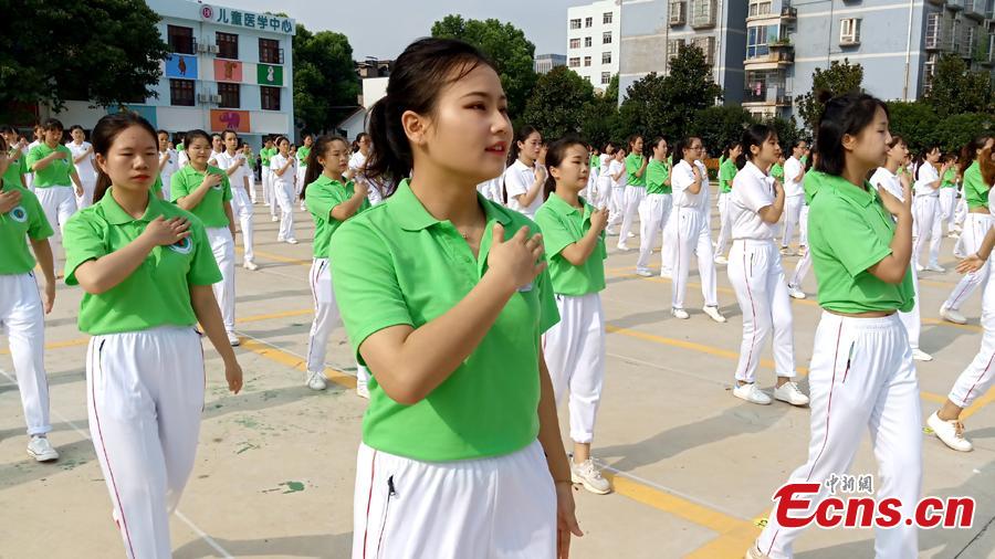 About 300 medical staff members from Hunan Provincial People\'s Hospital exercise to celebrate the upcoming China\'s first Medical Workers\' Day, in Changsha, Hunan Province, Aug. 16, 2018. (Photo/China News Service)
