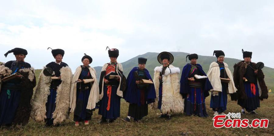 The opening ceremony of a sheep-shearing festival by the Yi people has been held in Meigu County, Southwest China\'s Sichuan Province. The Yi usually chose an auspicious day between late July and early August to hold the grand festival, which also includes sheep fighting, wrestling and horse racing. (Photo/China News Service)