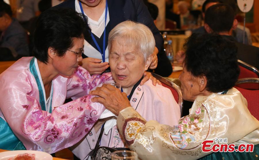 Members of separated families reunite in Mount Kumgang in the southeast of the Democratic People\'s Republic of Korea on Aug. 20, 2018. (Photo provided to China News Service)