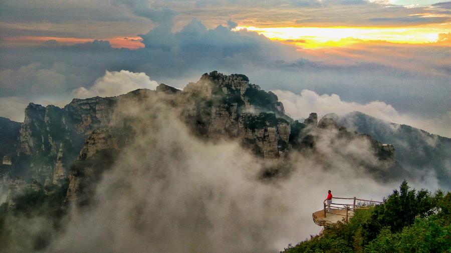 The beautiful autumn heights on Baishi Mountain. (Photo by Deng Zhong and Meng Haiying/chinadaily.com.cn)

Baishi Mountain, a national tourist spot in Baoding of North China\'s Hebei Province, is famous for its sunrise and sunset views among a sea of clouds.

In recent days, photographers have captured some stunning scenery on the mountain as it enters the season of autumn.