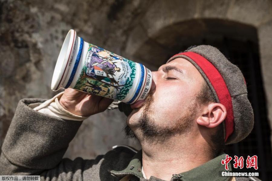 A man dressed in a WWI uniforms drinks from a tankard during a reconstruction of the WWI battle of Verdun, Aug. 25, 2018 in Verdun, eastern France. Hundreds of volunteers from 18 countries gathered in the French town Verdun as part of a string of events to mark the centenary of the end of World War One. Re-enactors dressed in soldiers’ uniforms have brought to life a big military encampment in the town. (Photo/Agencies)