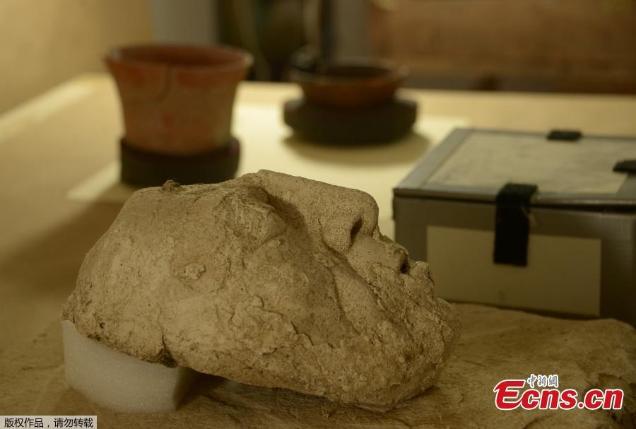 An undated handout photo made available on 27 August 2018, by Mexican federal government bureau INAH, Instituto Nacional de Antropologia e Historia, shows a plaster mask found in one of the structures of the archaeology site in Palenque, Chiapas, Mexico. During the work of conservation of the project that the INAH and the Embassy of the United States promote in favor of the architectural conservation of The Palace and the Tomb of Pakal, a head modeled in stucco, a substructure and a Mayan offering was unveiled in the state of Chiapas. The sculpture would symbolize Pakal \'the Great\' and was located east of House E, next to a ritual deposit of pottery, remains of fauna, minerals and other elements.(Photo/Agencies)