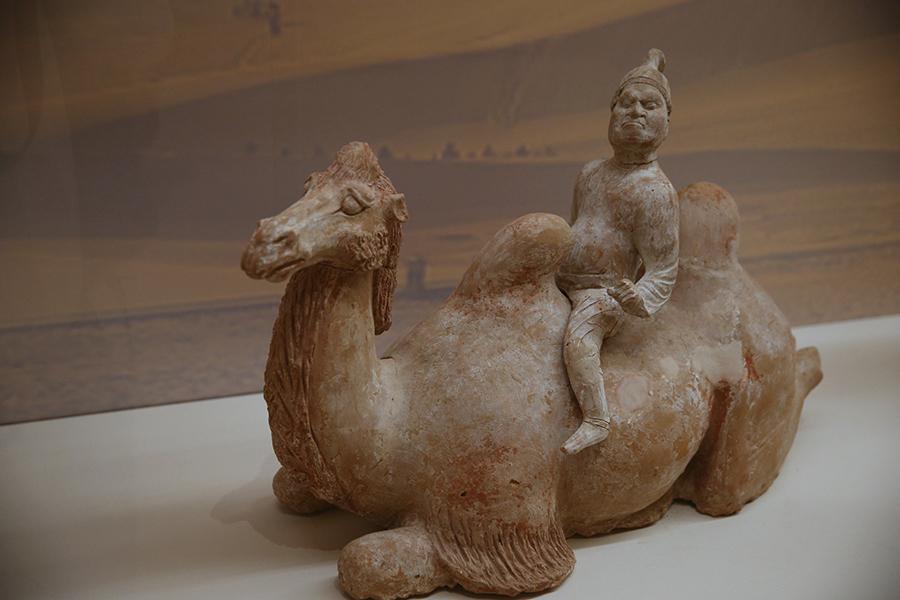 The ongoing The Grandeur of Tang at the National Museum of China puts together some 120 objects of the great era from the collections of nine museums and cultural institutions around Shaanxi Province, the former site of the imperial capital, Chang\'an (today\'s Xi\'an).  (Photo/China Daily)