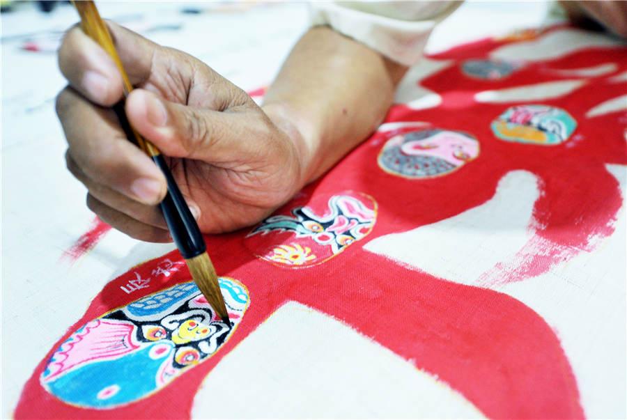 Zhao Xichun works on Peking Opera mask artwork in his workshop in Shaorao city, Jiangxi Province on Sept. 2, 2018. (Photo/Asianewsphoto)

Zhao Xichun, a retired man from Shaorao city in Jiangxi Province, has created a 56-meter-long scroll painted with 288 different Peking Opera masks. This makes it the longest Peking Opera mask scroll nationwide, as the previous record was only 30 meters long.

The scroll, based on figures from classic novels such as Investiture of the Gods, The Romance of the Three Kingdoms, Journey to the West and fairy tales such as \