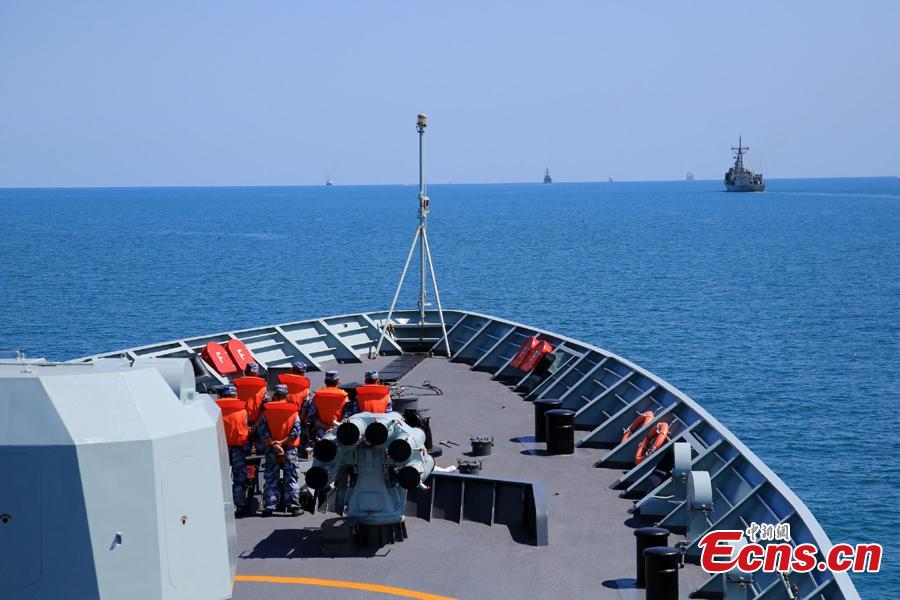 Chinese soldiers and officers work onboard Chinese frigate Huangshan during Exercise KAKADU 2018 at sea off the coast of Darwin, Australia, Sept. 6, 2018. The joint exercise was hosted by the Royal Australian Navy and supported by the Royal Australian Air Force. This year\'s event involves the participation of 27 countries, including China, Bangladesh, Canada, Chile, France, India, Indonesia, Japan, New Zealand, Philippines, Republic of Korea. (Photo: China News Service/Xu Guang)