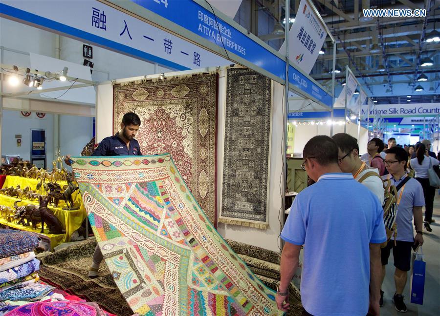 An exhibitor from India shows the carpet at the 20th China International Fair for Investment and Trade in Xiamen, southeast China\'s Fujian Province, Sept. 8, 2018. (Xinhua/Jiang Kehong)