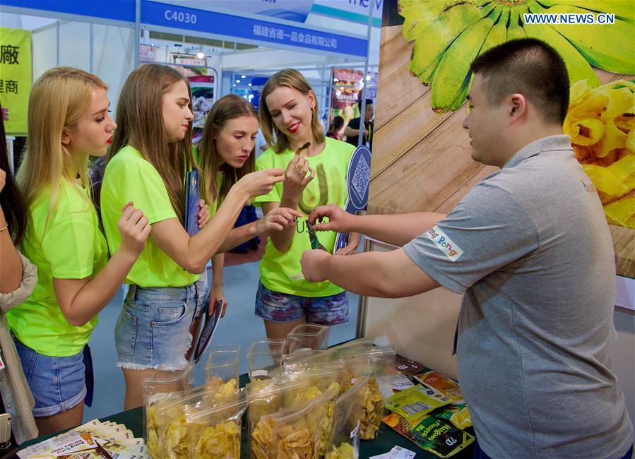 Visitors from Ukraine taste food at the 20th China International Fair for Investment and Trade in Xiamen, southeast China\'s Fujian Province, Sept. 8, 2018. (Xinhua/Jiang Kehong)