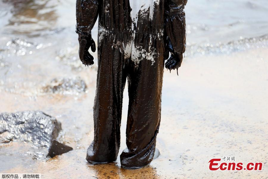 A member of the Sri Lankan coast guard watches while removing oil from a beach after an oil spill in Uswetakeiyawa, Sri Lanka, Sept. 10, 2018. (Photo/Agencies)