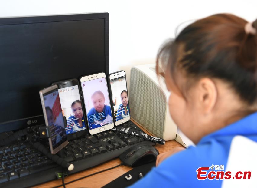 Zuo Yaci, 21, live-streams of her fight against weight on the Internet every day. She dropped out of school in Hebei Province because she was plus-size when just a second-year middle school student. Zuo began receiving treatment to lose weight at a hospital in Changchun, Jilin Province in September 2017, slashing her weight to 100 kilograms. She says she now feels more confident and optimistic about life. (Photo: China News Service/Zhang Yao)