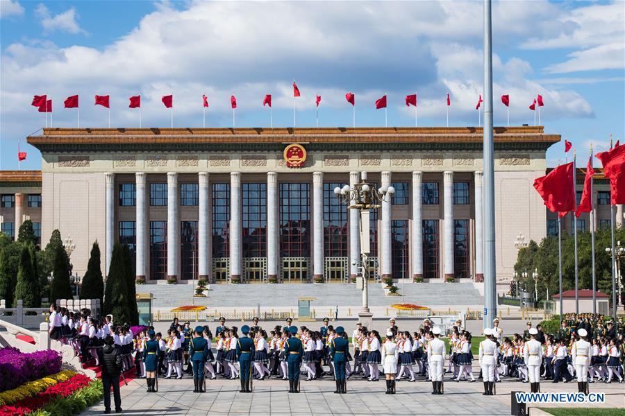 A ceremony to pay tribute and lay floral baskets to the Monument to the People\'s Heroes is held at Tiananmen Square in Beijing, capital of China, Sept. 30, 2018, on the occasion of the Martyrs\' Day. (Xinhua/Zhai Jianlan)