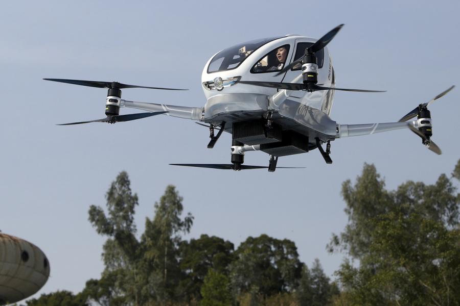 Ehang 184, a passenger drone, takes a test flight in Guangzhou in February. (FENG ZHOUFENG/FOR CHINA DAILY)
The stuff of science fiction is close to becoming reality
Back in February, drone manufacturer Ehang released a video of the world\'s first passenger drone, the Ehang 184.
The video showed the drone being put through its paces with and without a passenger. Many analysts watched the demonstration in amazement. The future was suddenly upon us.
The electric drone can carry one passenger, weighing up to 100 kilograms, and travels at speeds of up to 100 kilometers per hour.
Headquartered in Guangzhou, the capital of South China\'s Guangdong Province, the company describes the Ehang 184 as the \