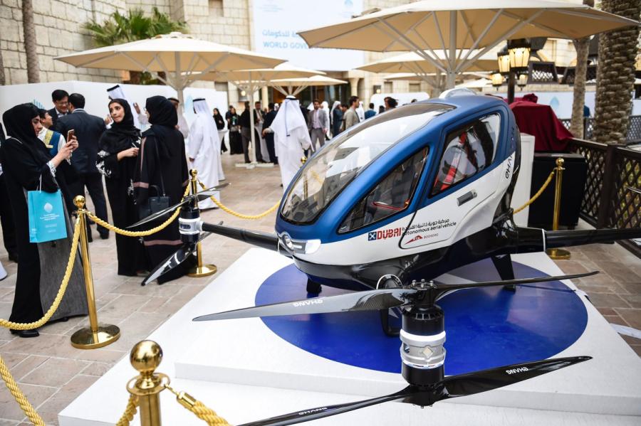 The Ehang 184 passenger drone is displayed in Dubai. The electrically powered drone, developed by a company in Guangzhou, can carry a passenger weighing up to 100 kilograms and can travel at speeds of up to 100 kilometers per hour. (Photo/CHINA DAILY)
Ehang\'s Chief Executive Officer Hu Huazhi said in a statement in February: \