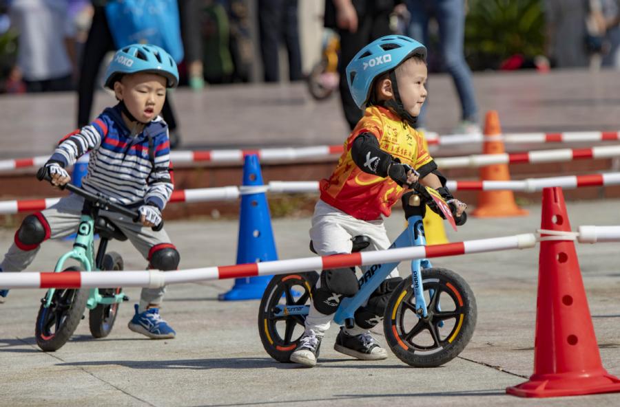 Children\'s leisure market saw brisk business during the week-long National Day holiday in China.
Businesses in sports, automobiles, high-tech gadgets, books and crafts launched various kinds of activities to attract children\'s attention.
Let\'s take a look at how children spent their holiday in different parts of the country.
Children take part in a balance bike race in Xinyu city, East China\'s Jiangxi Province, on Oct. 5, 2018. (Photo/Xinhua)