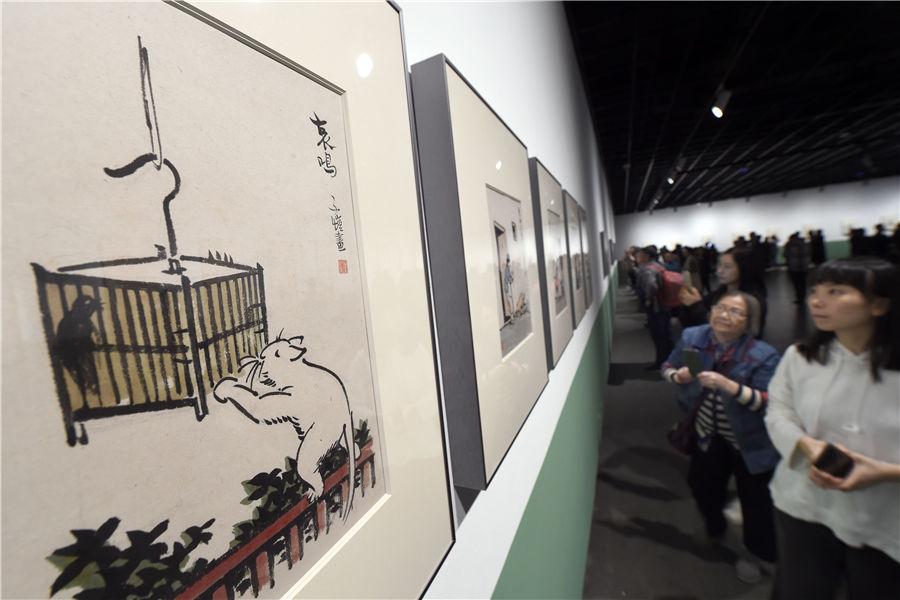 People view the exhibited items at Zhejiang Art Museum in Hangzhou, East China\'s Zhejiang Province, on Oct. 10, 2018. (Photo/Asianewsphoto)
Zhejiang Art Museum recently celebrated the 120th anniversary of Feng Zikai, a writer, painter, translator and music educator, who used to live in Hangzhou. The exhibition showcases 125 pieces of Feng\'s works together with 120 manuscripts. Visitors can also see 72 items created by the artist\'s teachers and students, getting a closer look at his life.