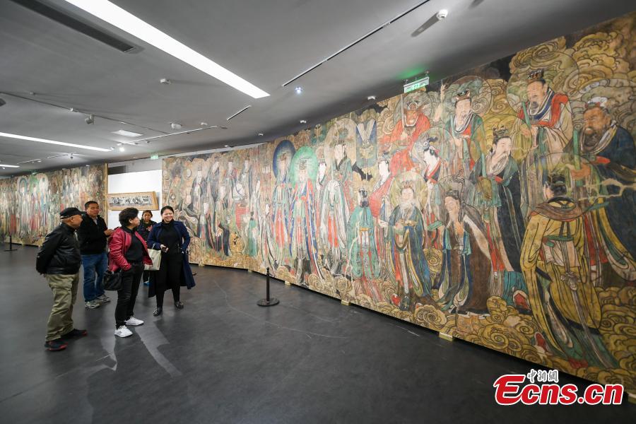 Visitors look at a replica of Chao Yuan Tu (Pictures of Paying Homage to the Origin), the famous wall murals that depict the story of Taoism in Yongle Temple, at the Taiyuan Art Museum in Taiyuan City, North China’s Shanxi Province, Oct. 11, 2018. The life-size replica was created using high-tech means. The museum is exhibiting 80 replicas of ancient original murals from China but now collected in other countries. (Photo: China News Service/Wu Junjie)