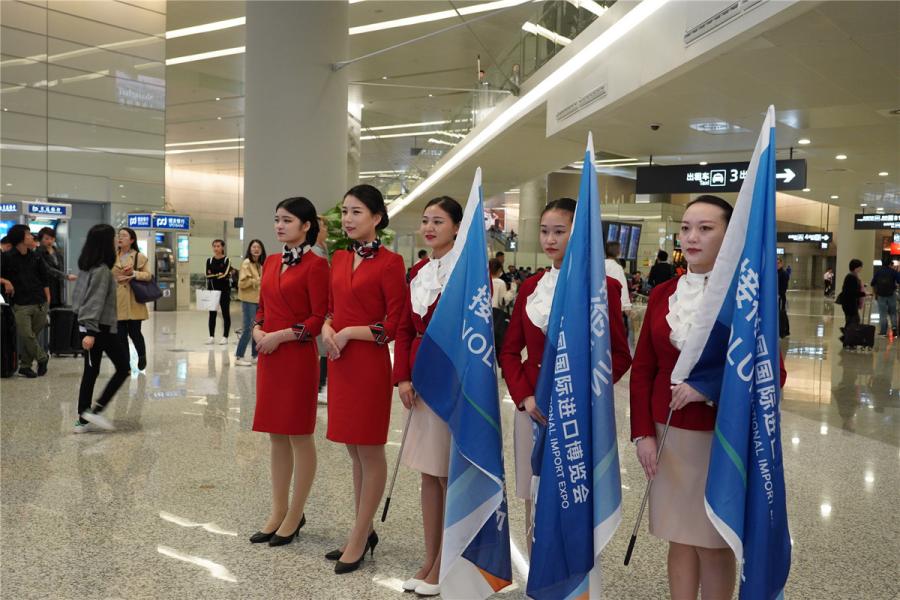 Airport employees and volunteers take a group picture at the service center. (Photo/chinadaily.com.cn)