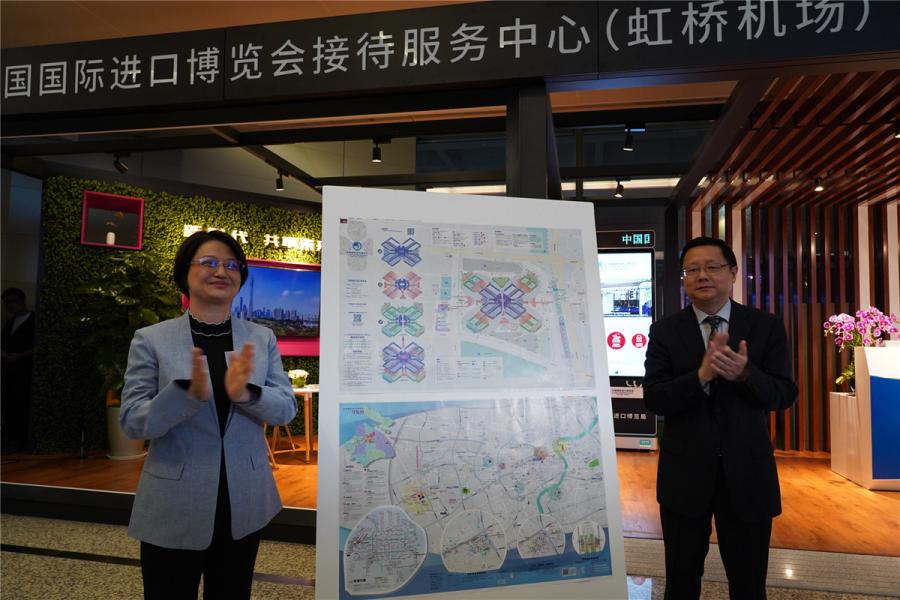 Officials unveil the first reception and service center for the China International Import Expo at Terminal 2 of Shanghai Hongqiao International Airport on Oct. 22. (Photo/chinadaily.com.cn)
The map, published on Oct 22 to help participants navigate the event venue, features a three-dimensional display of the exhibits and amenities.
Visitors can download an app by scanning a QR code on the map. According to Zhong, this app contains everything that visitors need to know about the CIIE, including news updates, navigational tools and translation service.
