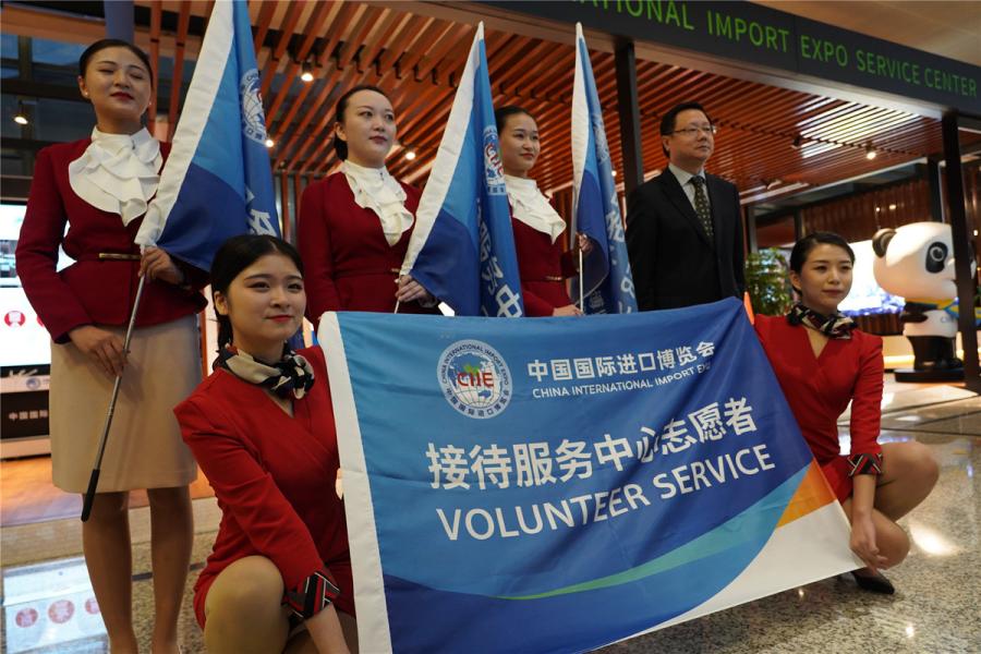 Airport employees and volunteers take a group picture at the service center. (Photo/chinadaily.com.cn)