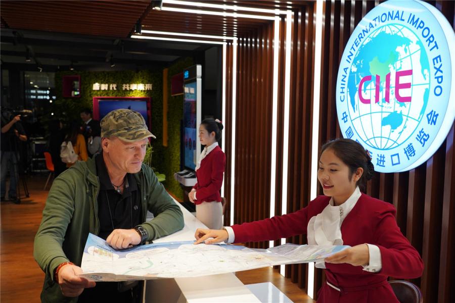 The first reception and service center for the upcoming CIIE is unveiled at Shanghai Hongqiao International Airport on Oct. 22. (Photo/chinadaily.com.cn)
According to Zhong Xiaomin, deputy chief of the China International Import Expo Bureau, these centers can offer visitors assistance regarding ways to reach the expo venue as well as lifestyle and travel services.
Covering an area of 60 square meters, the center serves as a platform for visitors to learn not just about the expo but the city as well.
Seats are available in the reception area where volunteers will answer questions related to the expo. Visitors can also access information through multimedia terminals installed at the center or through a map specially made for the expo.