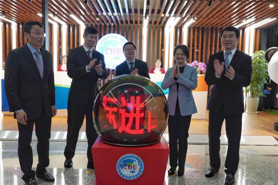 Officials unveil the first reception and service center for the China International Import Expo at Terminal 2 of Shanghai Hongqiao International Airport on Oct. 22. (Photo/chinadaily.com.cn)
The first reception and service center for the upcoming China International Import Expo (CIIE) was launched at Terminal 2 of Shanghai Hongqiao International Airport on Oct. 22.
Another six similar centers will be set up at the two airports of Shanghai ? Hongqiao and Pudong, allowing travelers headed to the CIIE to receive information about the expo to be held at the National Exhibition and Convention Center (Shanghai) from Nov. 5 to 10.