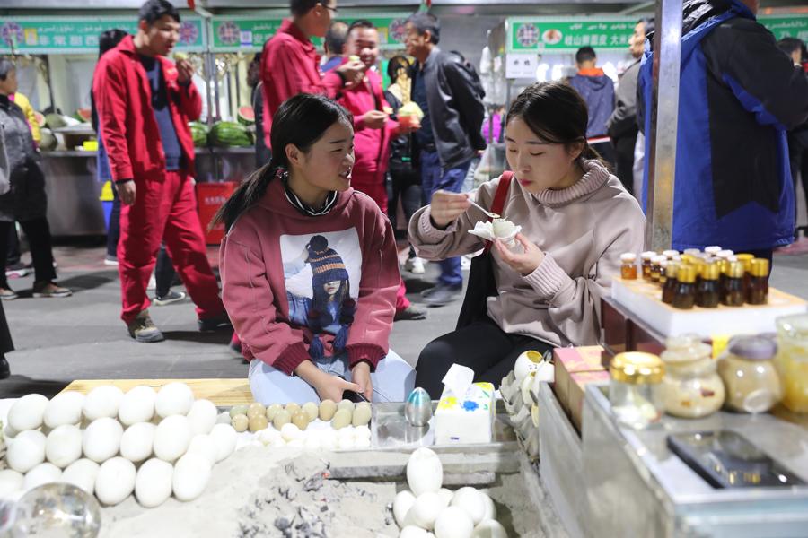 The night food market in Hotan city in Northwest China\'s Xinjiang Uygur autonomous region, Oct. 22, 2018. (Photo/chinadaily.com.cn)