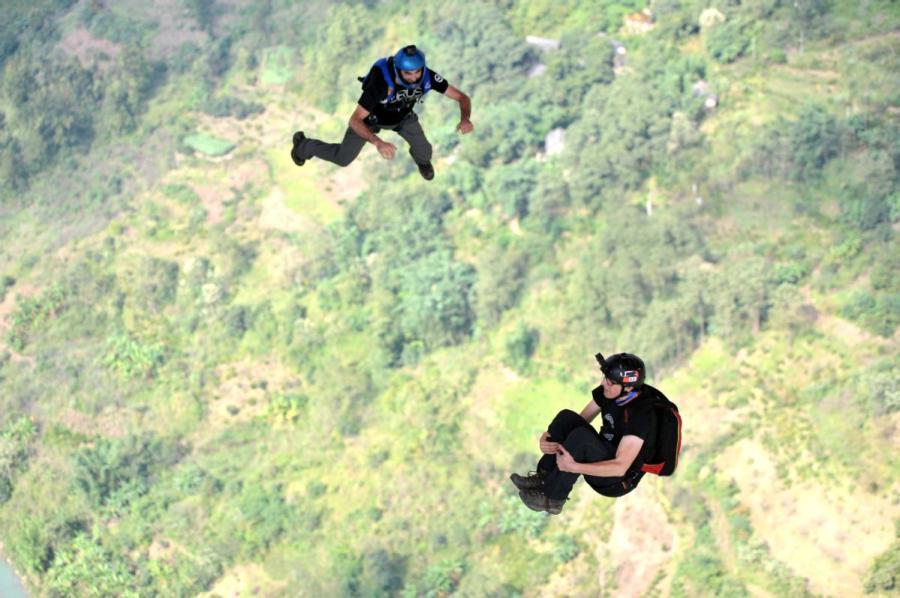 Two base jumpers take part in the 2018 China Anshun Balinghe Bridge International Base Jumping Tournament in Anshun city of Guizhou Province on Oct. 20. (Photo provided to chinadaily.com.cn)
The 2018 China Anshun Balinghe Bridge International Base Jumping Tournament was held in Southwest China\'s Guizhou province on Oct 20, with 30 athletes from 13 countries and regions participating in the event.
The Balinghe Bridge, 1,088 meters long and 370 meters high, is the highest bridge in the world to host a base jumping event.