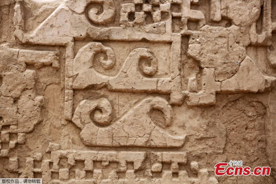 A detail of a Mochica culture mural is seen at the Chan Chan archeological complex in Trujillo, Peru, Oct. 22, 2018. Archeologists in Peru have found 20 800-year-old wooden statues in the largest pre-Columbian site in the Americas, Culture Minister, Patricia Balbuena and researchers revealed on Monday. (Photo/Agencies)