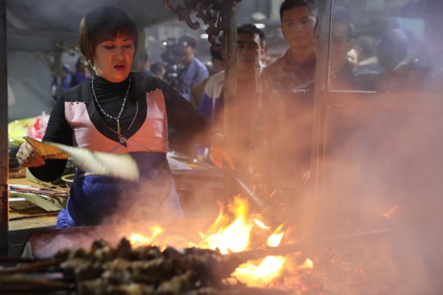 The night food market in Hotan city in Northwest China\'s Xinjiang Uygur autonomous region, Oct. 22, 2018. (Photo/chinadaily.com.cn)