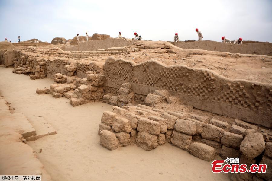 Archaeologists work on a mural of the Mochica culture at Chan Chan archeological complex in Trujillo, Peru, Oct. 22, 2018. Archeologists in Peru have found 20 800-year-old wooden statues in the largest pre-Columbian site in the Americas, Culture Minister, Patricia Balbuena and researchers revealed on Monday. (Photo/Agencies)