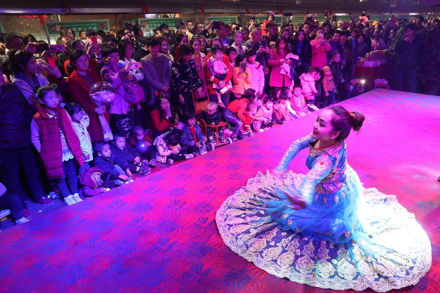 People enjoy the dance performance at the night food market in Hotan city in Northwest China\'s Xinjiang Uygur autonomous region, Oct. 22, 2018.
There is so much more than mouth-watering traditional Uygur food at the night food market in Hotan city in Northwest China\'s Xinjiang Uygur autonomous region, which is always packed with people every night. The hospitable Uygurs will invite visitors to join their dances and enjoy their culture. (Photo/chinadaily.com.cn)