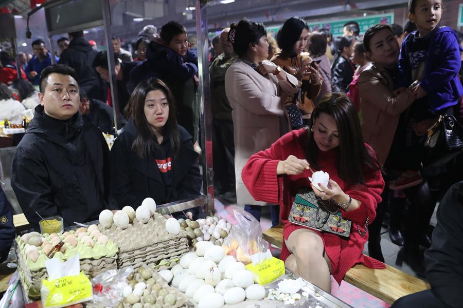The night food market in Hotan city in Northwest China\'s Xinjiang Uygur autonomous region, Oct. 22, 2018. (Photo/chinadaily.com.cn)