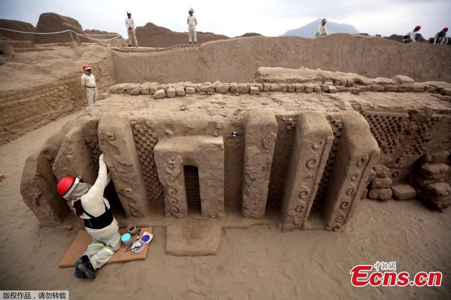 An archaeologist cleans a mural of the Mochica culture at Chan Chan archeological complex in Trujillo, Peru, Oct. 22, 2018. Archeologists in Peru have found 20 800-year-old wooden statues in the largest pre-Columbian site in the Americas, Culture Minister, Patricia Balbuena and researchers revealed on Monday. (Photo/Agencies)