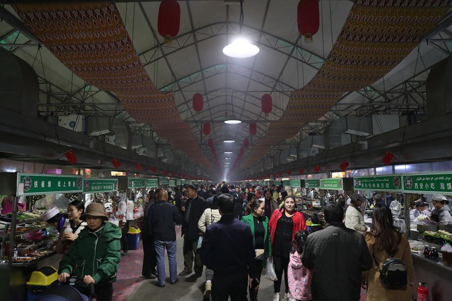 The night food market in Hotan city in Northwest China\'s Xinjiang Uygur autonomous region, Oct. 22, 2018. (Photo/chinadaily.com.cn)