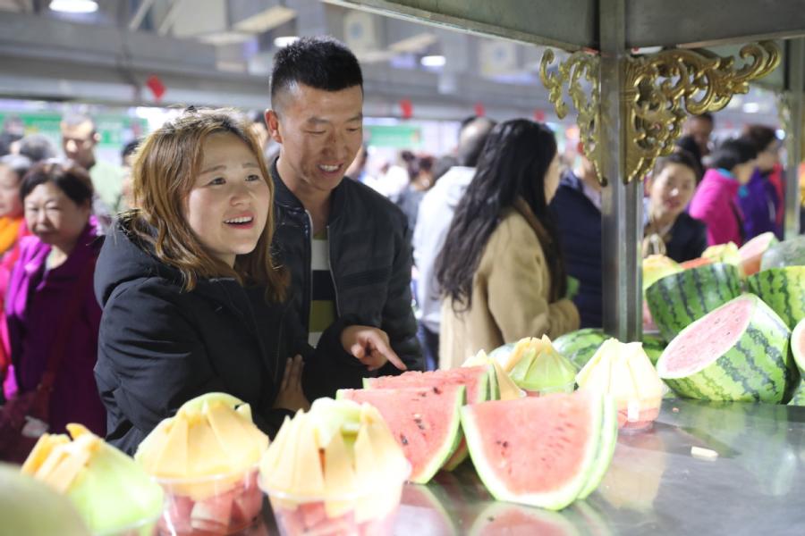 The night food market in Hotan city in Northwest China\'s Xinjiang Uygur autonomous region, Oct. 22, 2018. (Photo/chinadaily.com.cn)