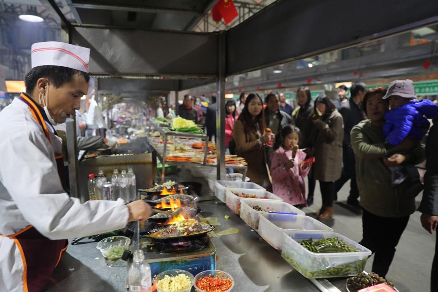 The Hotan night food market is packed with people in Northwest China\'s Xinjiang Uygur autonomous region, Oct. 22, 2018. (Photo/chinadaily.com.cn)