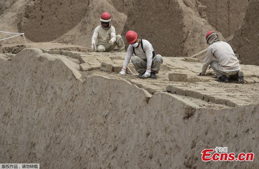 Archaeologists work on a mural of the Mochica culture at Chan Chan archeological complex in Trujillo, Peru, Oct. 22, 2018. Archeologists in Peru have found 20 800-year-old wooden statues in the largest pre-Columbian site in the Americas, Culture Minister, Patricia Balbuena and researchers revealed on Monday. (Photo/Agencies)