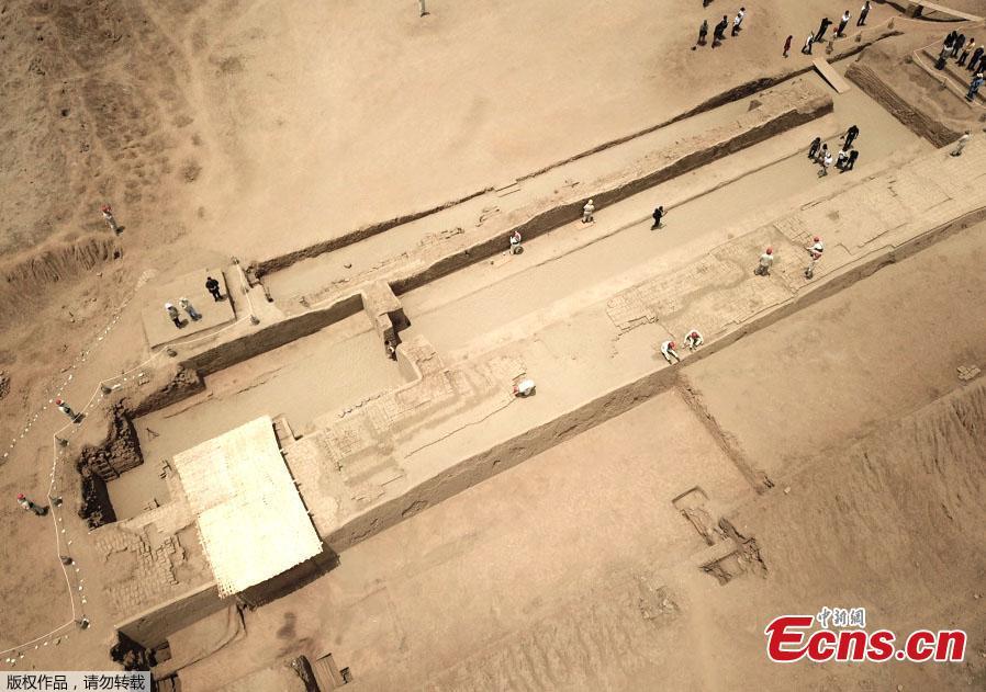 Archaeologists work on a mural of the Mochica culture at Chan Chan archeological complex in Trujillo, Peru, Oct. 22, 2018. Archeologists in Peru have found 20 800-year-old wooden statues in the largest pre-Columbian site in the Americas, Culture Minister, Patricia Balbuena and researchers revealed on Monday. (Photo/Agencies)