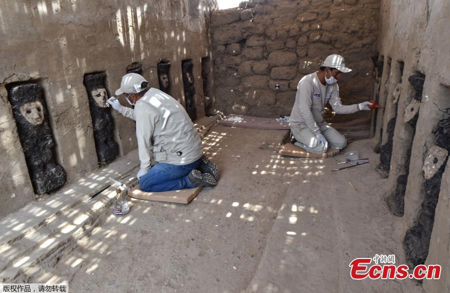 Archaeologists clean wooden masks of the Mochica culture at Chan Chan archeological complex in Trujillo, Peru, Oct. 22, 2018. Archeologists in Peru have found 20 800-year-old wooden statues in the largest pre-Columbian site in the Americas, Culture Minister, Patricia Balbuena and researchers revealed on Monday. (Photo/Agencies)