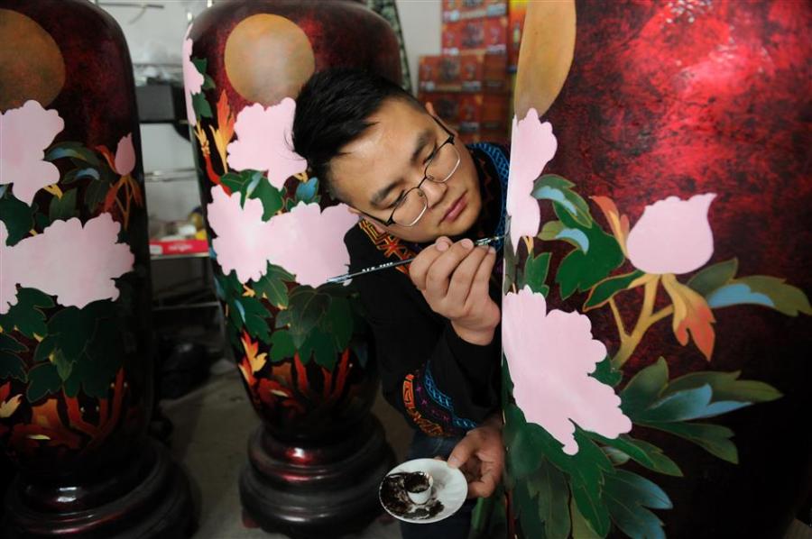 Gao Yan adds the finishing flourishes to a lacquer vase. Gao is a master of Dafang lacquerware, an irresistible part of China\'s cultural heritage. (Photo/Xinhua)
“We are working to increase investment and seeking cooperations to ensure the art form’s survival,” he adds.
Che Dan, director of the Dafang office of cultural industry, says, “Traditional skills and concepts need to seek new opportunities like combining lacquerware with modern furniture.
“There is also potential to expand consumption in through tourism.”