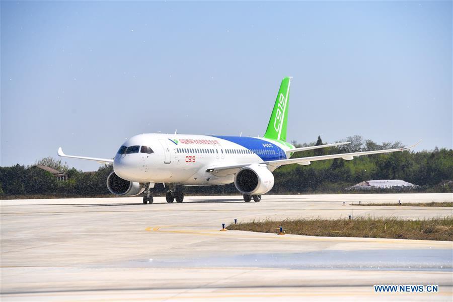 The No.102 C919 plane taxis at Nanchang Yaohu Airport, east China\'s Jiangxi Province, Oct. 27, 2018. The No.102 C919 plane landed at Nanchang Yaohu Airport after a flight from Dongying Shengli Airport of east China\'s Shandong Province. The plane will undergo rigorous tests at this airport. (Xinhua/Hu Chenhuan)