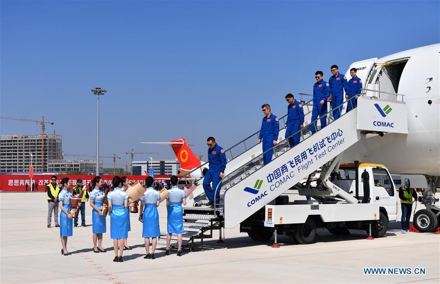 Crew members disembark from the No.102 C919 plane upon arrival at Nanchang Yaohu Airport, east China\'s Jiangxi Province, Oct. 27, 2018. The No.102 C919 plane landed at Nanchang Yaohu Airport after a flight from Dongying Shengli Airport of east China\'s Shandong Province. The plane will undergo rigorous tests at this airport. (Xinhua/Hu Chenhuan)