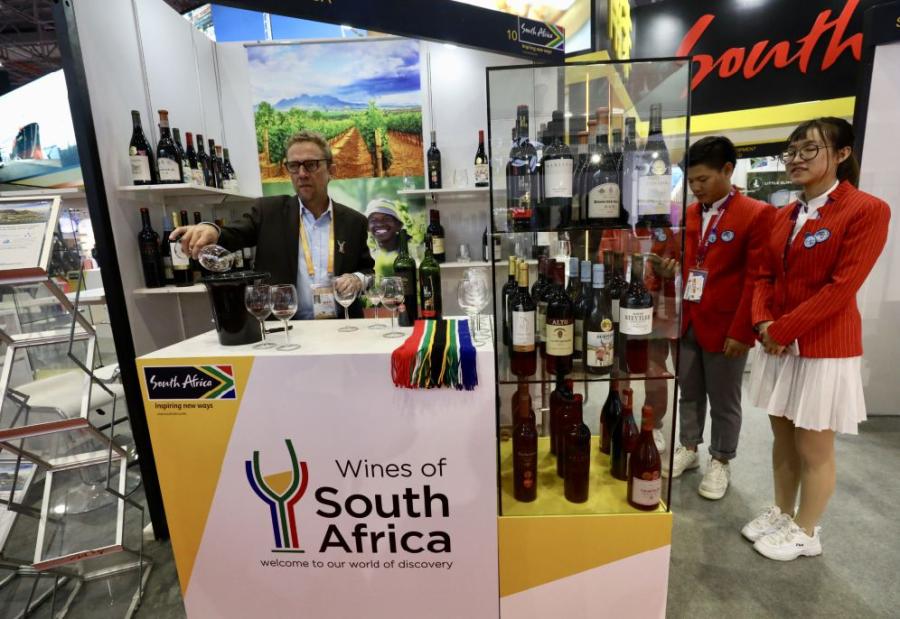 South Africa
South Africa has been China\'s largest trading partner in Africa for eight consecutive years, and China has been South Africa\'s largest trading partner for nine years. (Photo/China Daily)
The country is rich in mineral resources and is ranked among the top five in the world.
Mining, manufacturing and agriculture are the three pillars of the country\'s economy. Apart from diamonds and platinum, South Africa\'s fruits, wines and wool are world-famous thanks to its unique geographical location and climate.
This year marks the 20th anniversary of the establishment of diplomatic relations between China and South Africa.
The bilateral trade volume between the two nations reached $39.17 billion in 2017, an increase of 11.7 percent year on year, setting a record high.