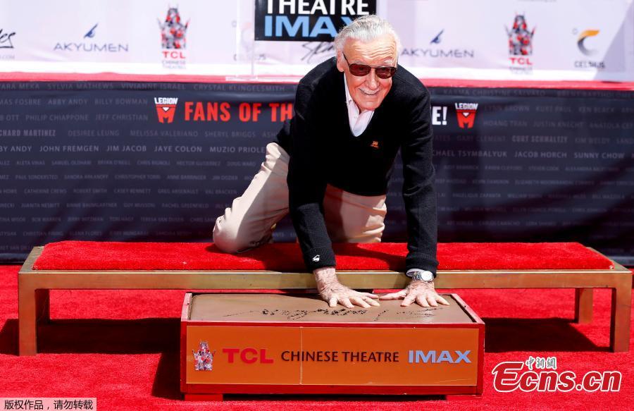 File photo: Marvel Comics co-creator Stan Lee places his handprints in cement during a ceremony in the forecourt of the TCL Chinese theatre in Los Angeles, California, U.S., July 18, 2017.   (Photo/Agencies)