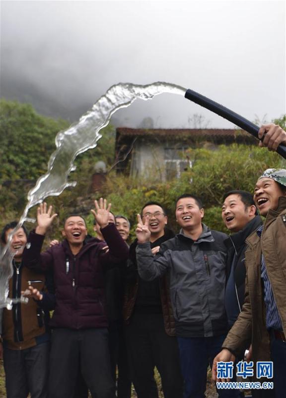 Villagers in Tianfengping village, Enshi city, Central China\'s Hubei Province, cheer with joy as spring water from the Tianbao cave is piped into the village, Nov. 13, 2018. (Photo/Xinhua)