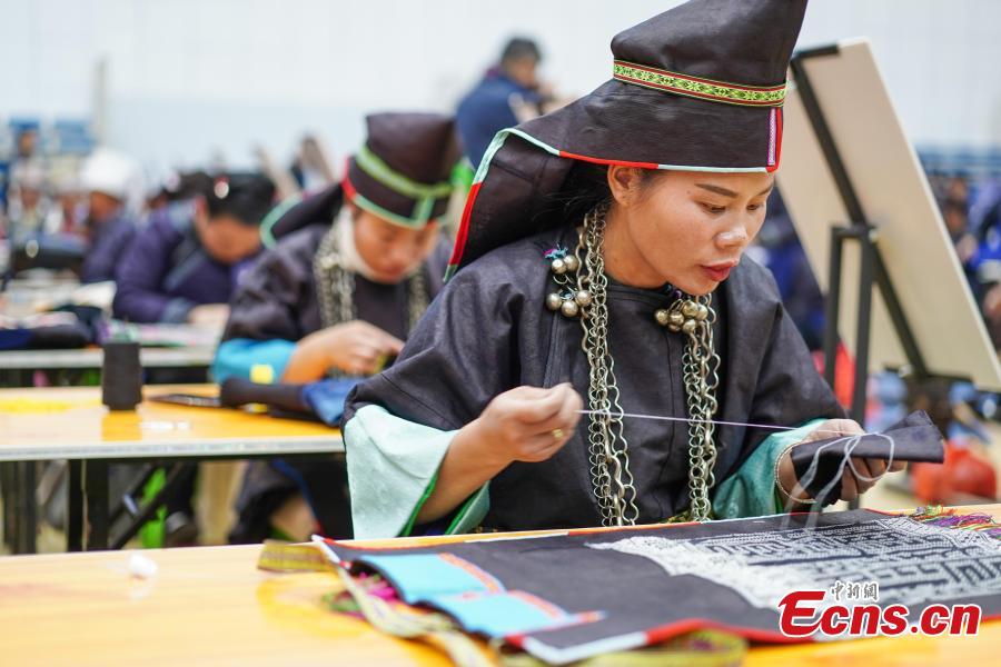 A competitor presents embroidery skills during a manual skills competition held in Rongjiang County of Qiandongnan Miao and Dong Autonomous Prefecture, southwest China\'s Guizhou Province, on Nov. 15, 2018. A number of artisans from the county participated in the competition in aspects of spinning, weaving, wax printing, embroidery and so on.(Photo: China News Service/ He Junyi)