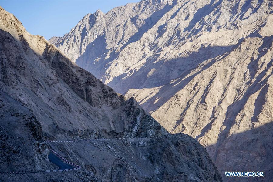 Photo taken on Nov. 11, 2018 shows a road along hillside in Datong Township of Taxkorgan Tajik Autonomous County, northwest China\'s Xinjiang Uygur Autonomous Region. The infrastructure construction here has improved the traffic condition of the once isolated township. (Xinhua/Hu Huhu)