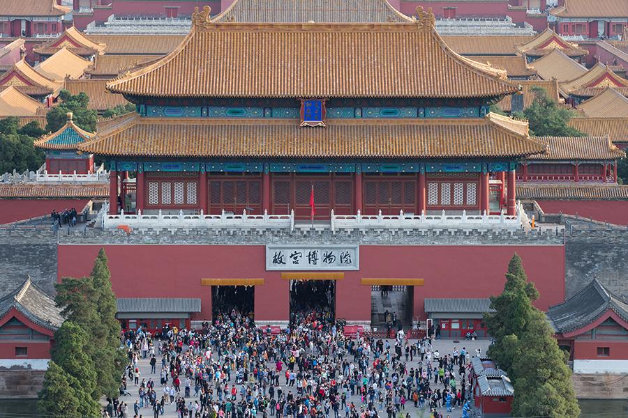 Themed routes along the Central Axis
Royal
The Palace Museum-Jingshan Park-Beihai Park
The Palace Museum stands at the center of the Central Axis and is known as the biggest and most complete ancient palace complex in the world. This route offers a bird\'s-eye view of the museum from Jingshan and the picturesque scenery of the royal gardens and lake in Beihai Park.
Architecture
Temple of Heaven-Xiannongtan-Yongdingmen
The Temple of Heaven and Xiannongtan, the Temple of Agriculture, are symbols of feudal imperial ideology and its profound ritual culture. At Yongdingmen, the southern end of the Central Axis, tourists can climb the tower to overlook the whole of Central Axis and take in the charm of Beijing.
Rhyme
Beijing folk culture
The route covers Beijing\'s renowned art facilities, such as Laoshe Teahouse, Huguang Guild Hall and Tianqiao Art Center, which stages performances of traditional crosstalk and Peking Opera. It\'s one of the best ways to experience the civil culture and folk art of this ancient capital.
Art
Yishu 8-National Art Museum-Beijing People\'s Art Theatre-National Centre for the Performing Arts
Beijing\'s profound history and culture have been preserved in its artistic works. The Yishu 8 offers pioneering art innovation, while the National Art Museum displays the country\'s art treasures. Modern art performances can be enjoyed at the Beijing People\'s Art Theatre and the National Centre for the Performing Arts.
Museum
National Museum-China Railway Museum-Beijing Museum of Natural History
The Central Axis has rich museum resources. The National Museum records the nation\'s 5,000-year civilization. The railway museum tells the history of the nation\'s railway over 130 years. Visitors can also appreciate the country\'s natural history on this route, including the fossils and dinosaur skeletons at the Beijing Museum of Natural History.
Hutong
Nanluoguxiang-Shijia Hutong-Lumicang Hutong-Dongtangzi Hutong
This route takes tourists to the old alleyways that are characteristic of the old capital. It also includes the residences of famous historical figures and a courtyard dating back to the capital\'s earliest days in the Yuan Dynasty (1271-1368).
Leisure
Shichahai-Yandai Xiejie-Drum and Bell Towers
One walks through the time on this route, discovering interesting things from antiques to calligraphy and painting, from smoking utensils to snacks. And the morning bell and dusk drum can still be heard at the Drum and Bell Towers.
Fashion
Wangfujing-Donghuangchenggen
This route takes visitors to one of the most famous commercial streets in Beijing, where they could discover traditional time-honored Chinese brands and international items. In addition to shopping and food plazas, one can also view a church and take in a show at a theater. (Photo provided to China Daily)